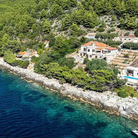 Villa Waterfront House Arnet By Guide