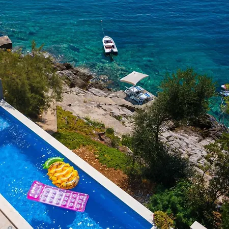 Villa Waterfront House Arnet By Guide *