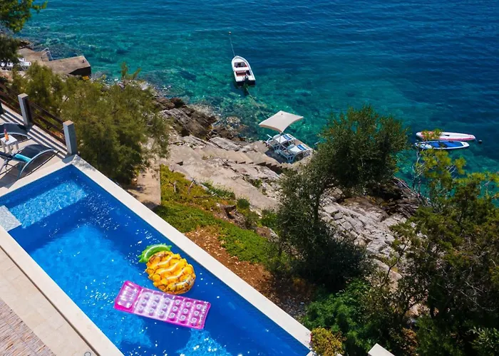 Villa Waterfront House Arnet By Guide *