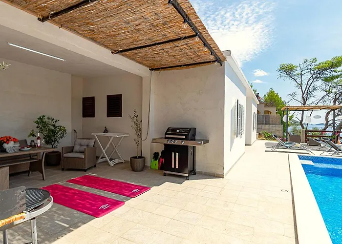 Villa Waterfront House Arnet By Guide