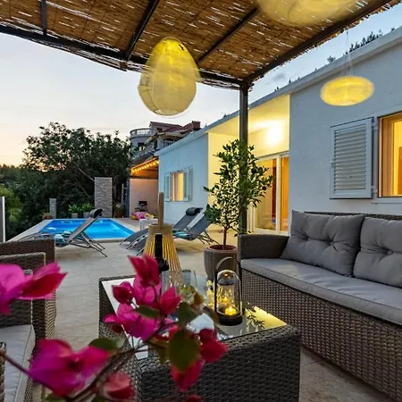 Villa Waterfront House Arnet By Guide *